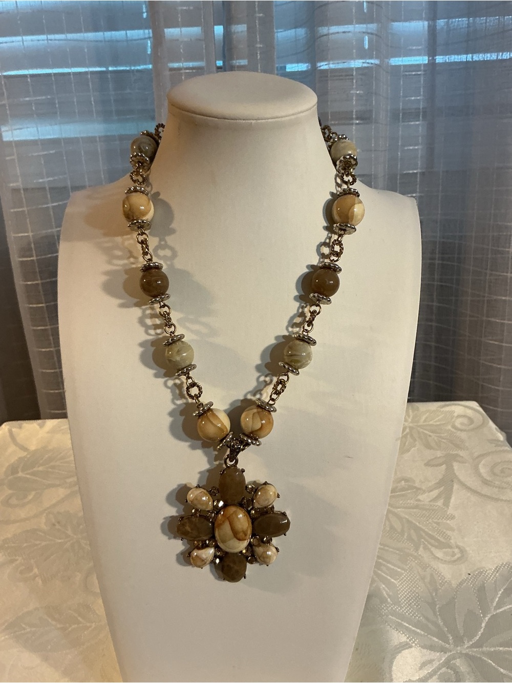 Brown & Tan Vintage Chunky Marbled Antique Gold Tone Pendant Necklace